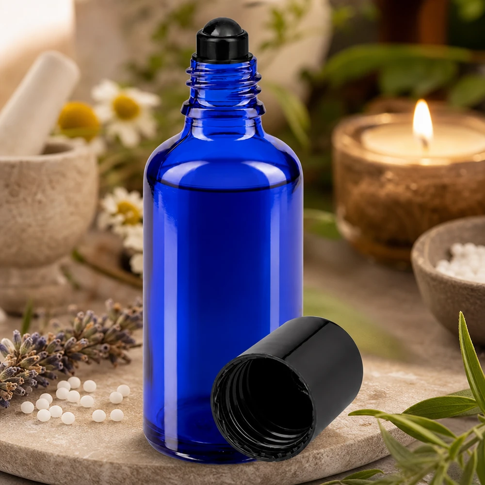 Butelka apteczna niebieska 50ml zakrętka roll-on czarna Otwarty flakonik z aplikatorem kulkowym o pojemności 50 ml, wykonany ze szkła chroniącego przed promieniowaniem UV, w kolorze kobaltowym z czarnym aplikatorem kulkowym