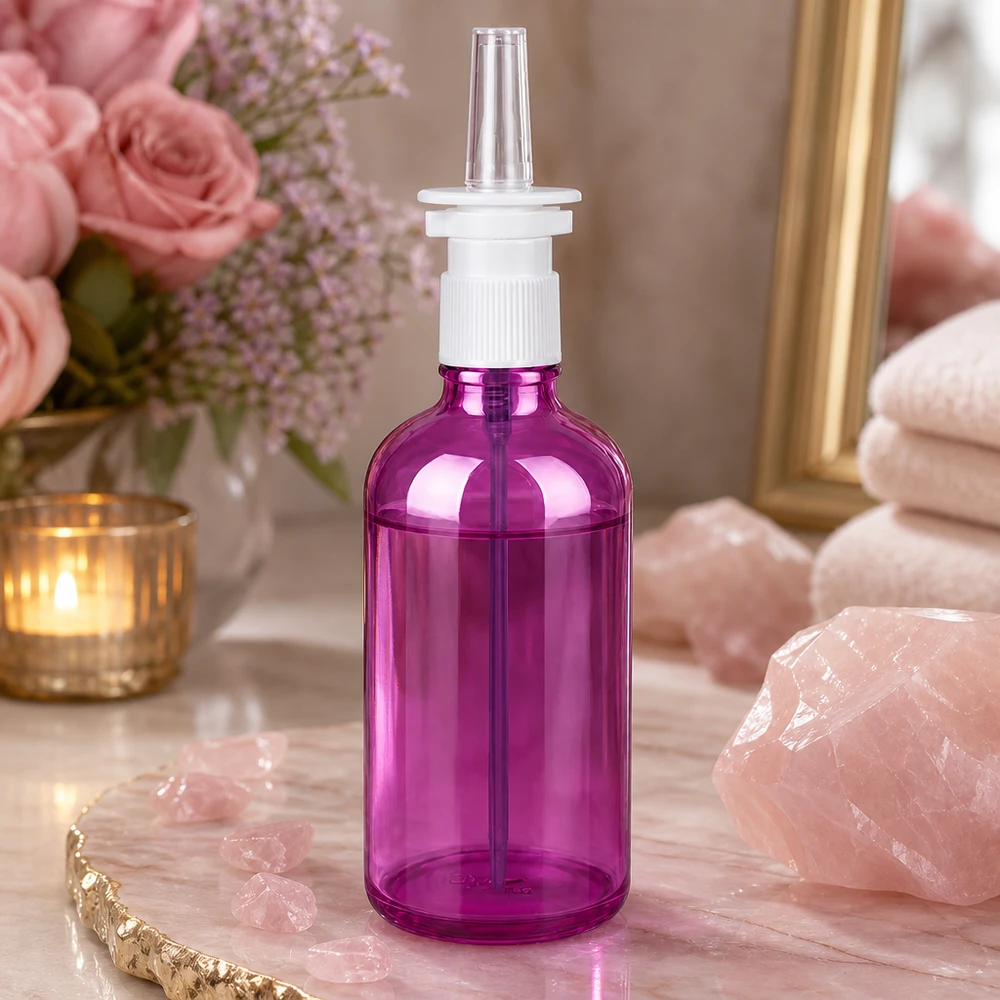 Kompaktowa butelka ze sprayem do nosa o pojemności 100 ml w eleganckim fioletowym kolorze z praktycznym rozpylaczem z pompką do użytku domowego