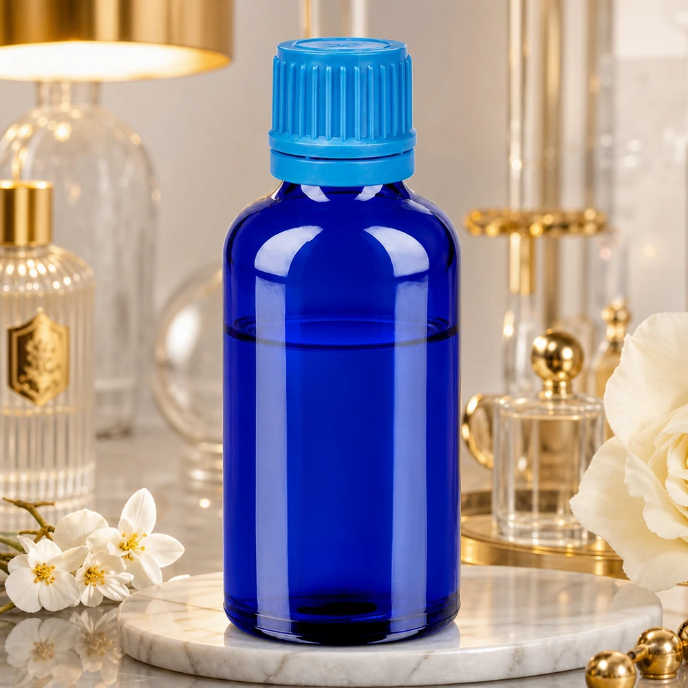 Butelka z niebieskiego szkła o pojemności 50 ml z turkusową zakrętką, idealna do serum kosmetycznego i nalewek.