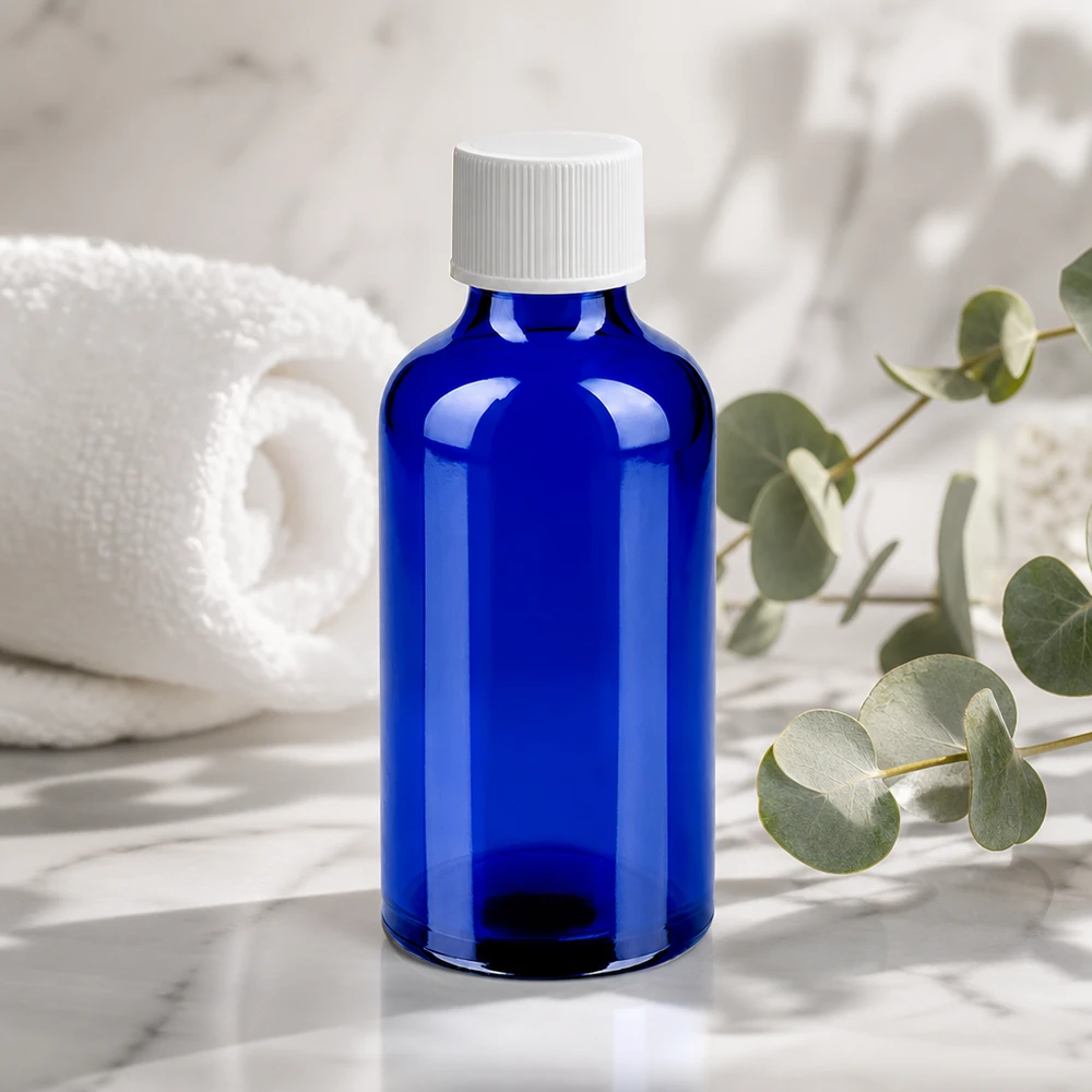 Butelka 50 ml 11 mm SV biała STD BlueLine UT18/50 Kompaktowa butelka aptekarska o pojemności 50 ml wykonana z niebieskiego szkła z ochroną UV i białą zakrętką