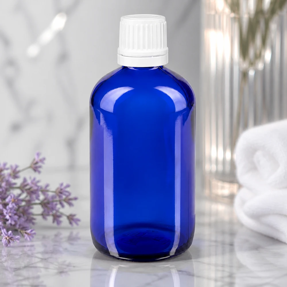 Butelka apteczna niebieska 20ml z kroplomierzem biała KiSi St Mała buteleczka z zakraplaczem o pojemności 20 ml, wykonana z niebieskiego szkła aptecznego, z białym zamknięciem zabezpieczającym przed dziećmi