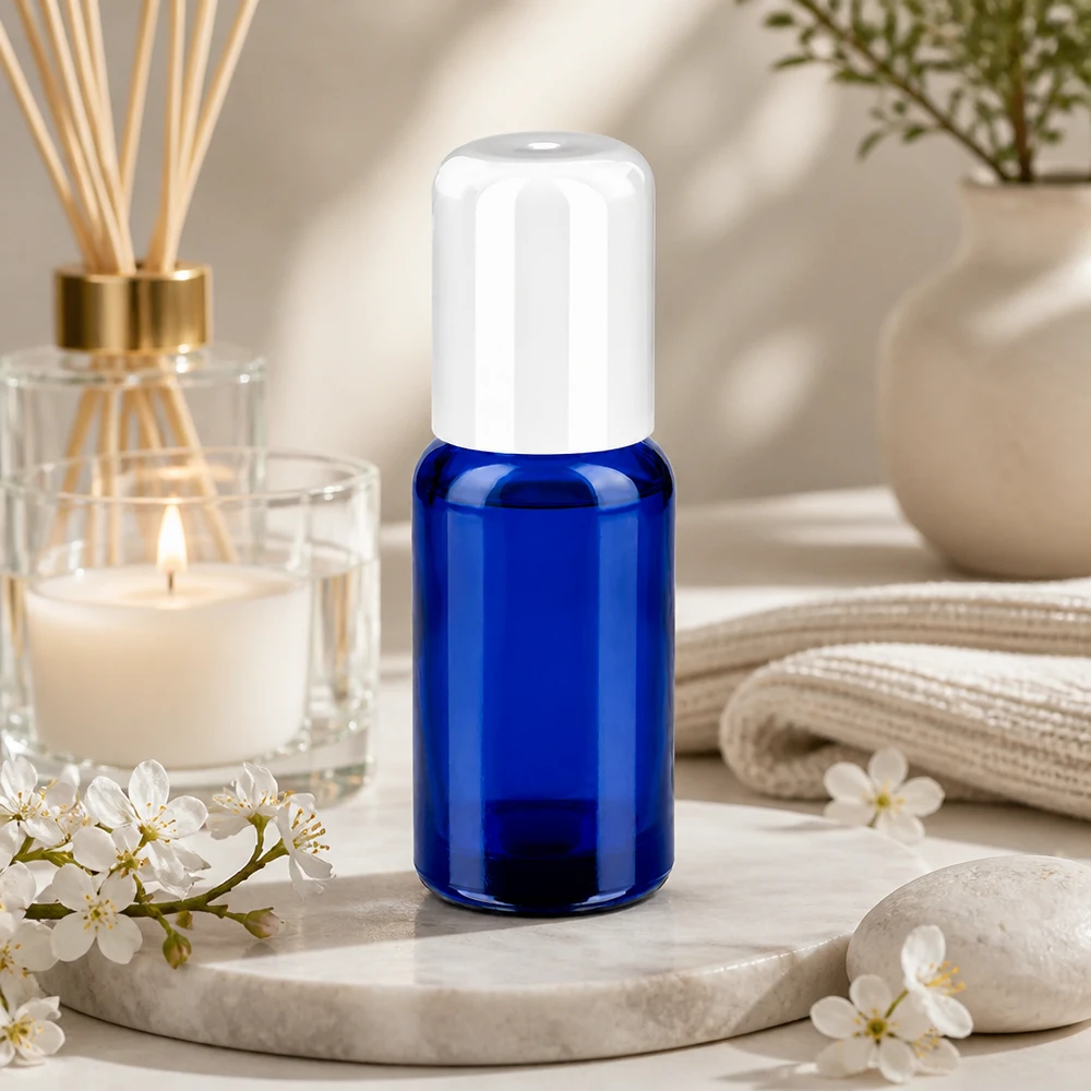 Kompaktowa butelka typu roll-on o pojemności 20 ml wykonana z wytrzymałego szkła z praktycznym zamknięciem typu roll-on