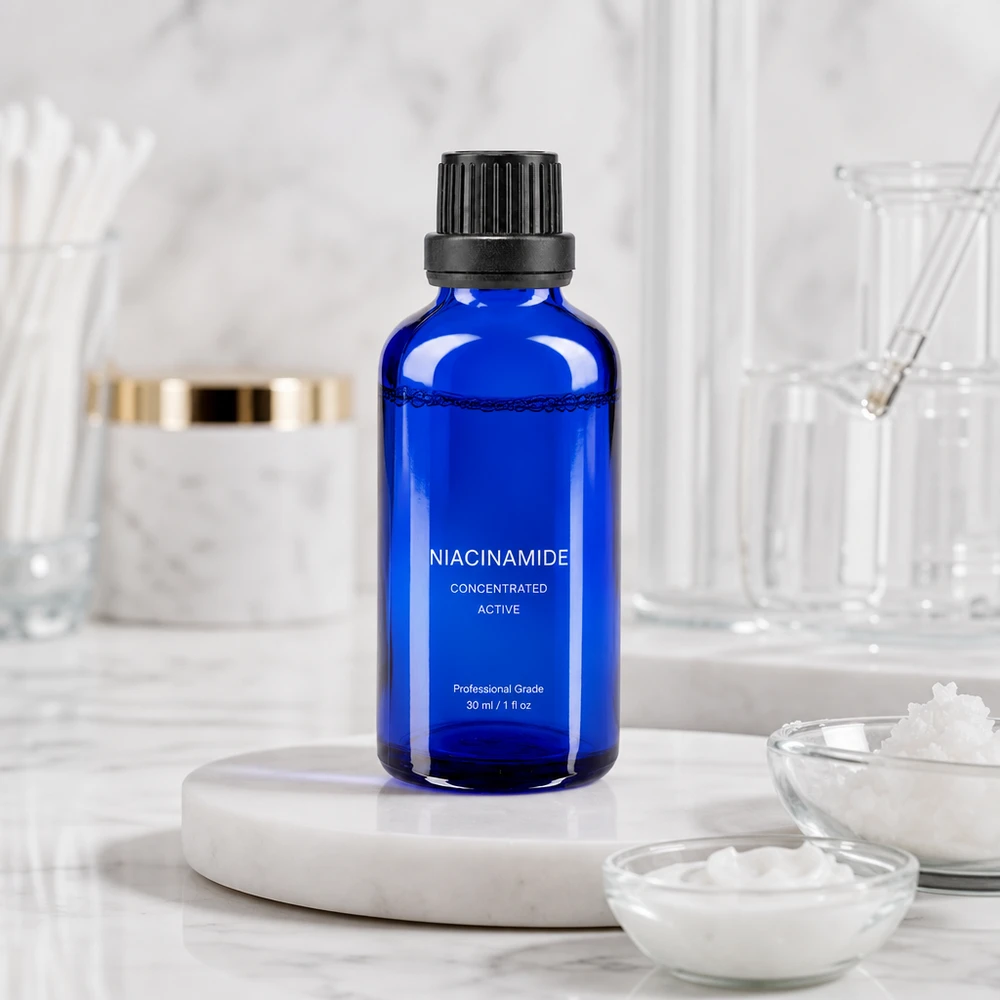 Niebieska buteleczka z serum z niacynamidem o pojemności 50 ml z czarną nakrętką, umieszczona na marmurowym podkładku w otoczeniu przypominającym laboratorium