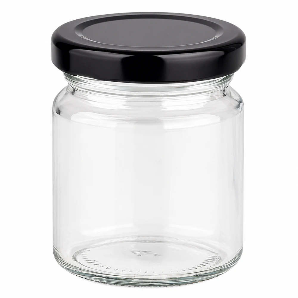 Szklanka okrągła 53 ml z pokrywką BasicSeal czarna UN.. 53 ml okrągły słoik z czarną pokrywką BasicSeal pusty na białym tle mały szklany słoik na przetwory