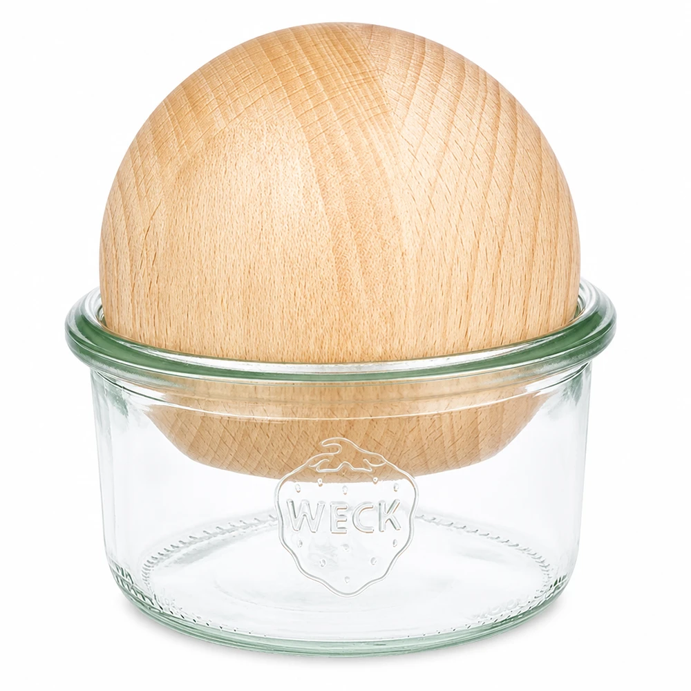 Kubki 165ml WECK RR80 z drewnianą kulką buk Kubki WECK 165ml RR80 z bukową kulką Drewniana pokrywka wykonana z naturalnego drewna na białym tle