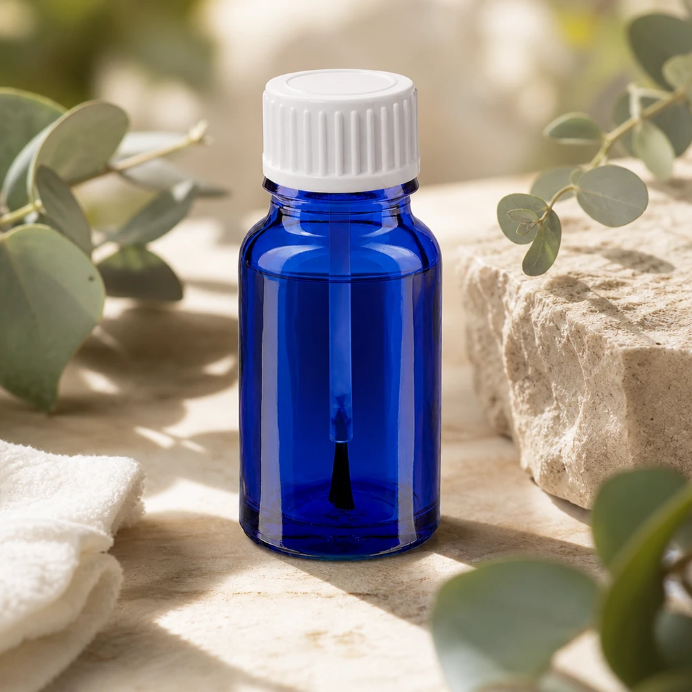 Butelka z pędzelkiem 10 ml biała STD BlueLine UT18/10 Mała niebieska butelka z pędzelkiem 10 ml idealna do kosmetyków i farmacji z praktycznym aplikatorem pędzelkowym