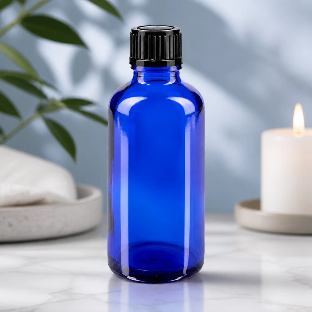 Butelka apteczna niebieska 50ml drip v. 1mm czarny szt Butelka z zakraplaczem o pojemności 50 ml, wykonana z kobaltowo-niebieskiego szkła aptecznego, z czarną zakrętką zabezpieczoną przed dziećmi