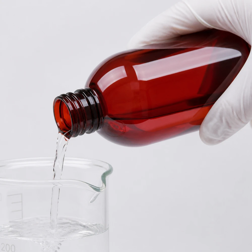 Laboranwendung mit bernsteinfarbener 250ml Flasche und Messbecher mit 200ml Skala