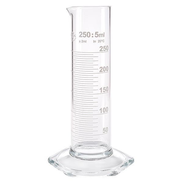 Cylinder miarowy 250 ml NF wykonany ze szkła, biała skala. NF = niska forma. Skala wykonana ze szkła borokrzemowego z wylewką. Sześciokątna podstawa. Cylinder miarowy 250 ml NF wykonany ze szkła, biała skala. NF = niska forma. Skala wykonana ze szkła borokrzemowego z wylewką. Sześciokątna podstawa.