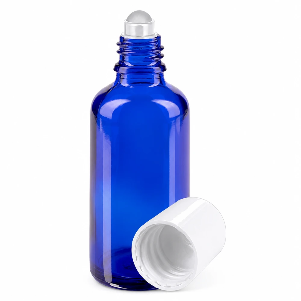Butelka apteczna niebieska 50ml nakrętka roll-on biała Niebieska buteleczka z kulką o pojemności 50 ml, wykonana ze szkła aptecznego, z białą nakrętką i aplikatorem z kulką