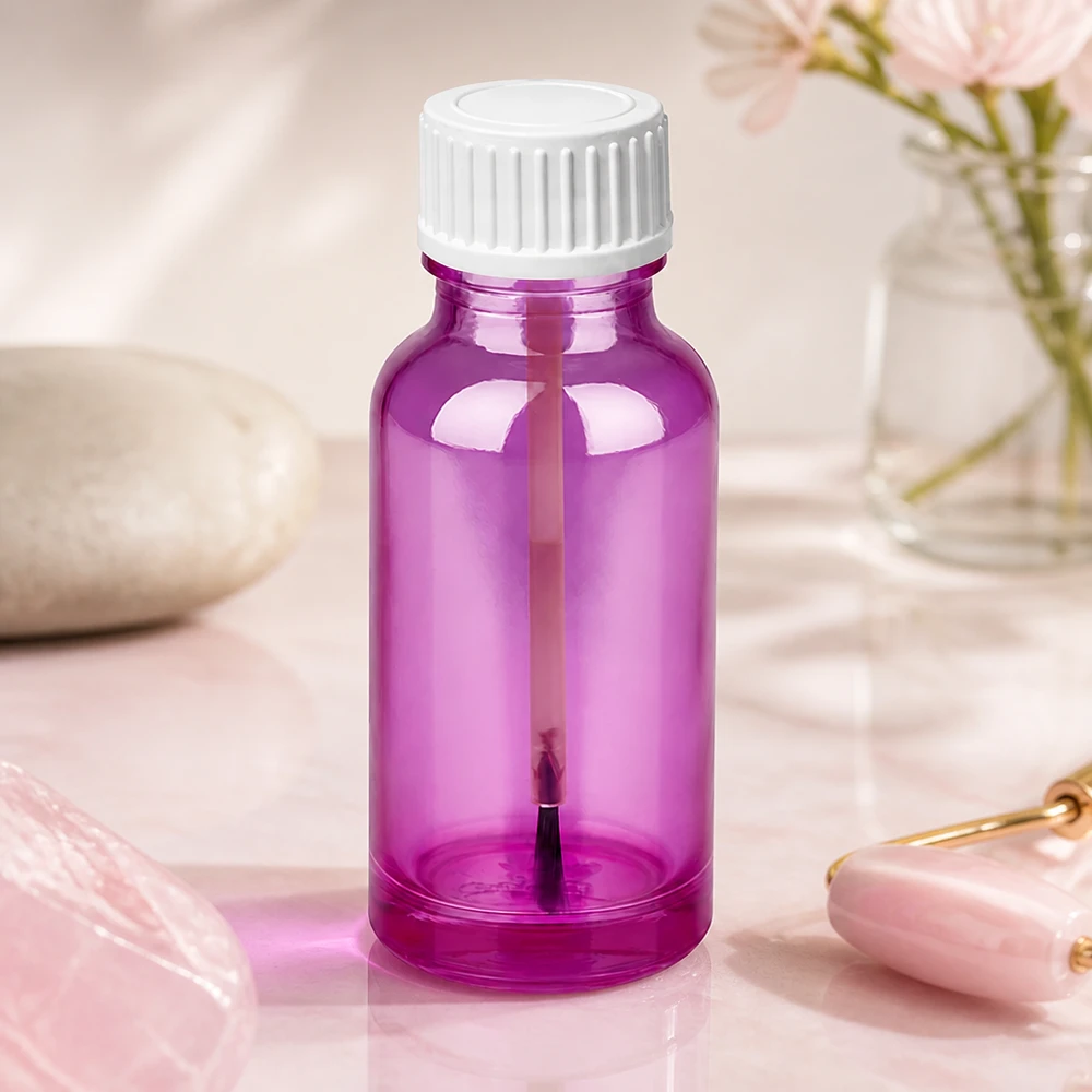 Kompaktowa buteleczka z pędzelkiem o pojemności 20 ml i białą zakrętką do dokładnego dozowania lakieru do paznokci