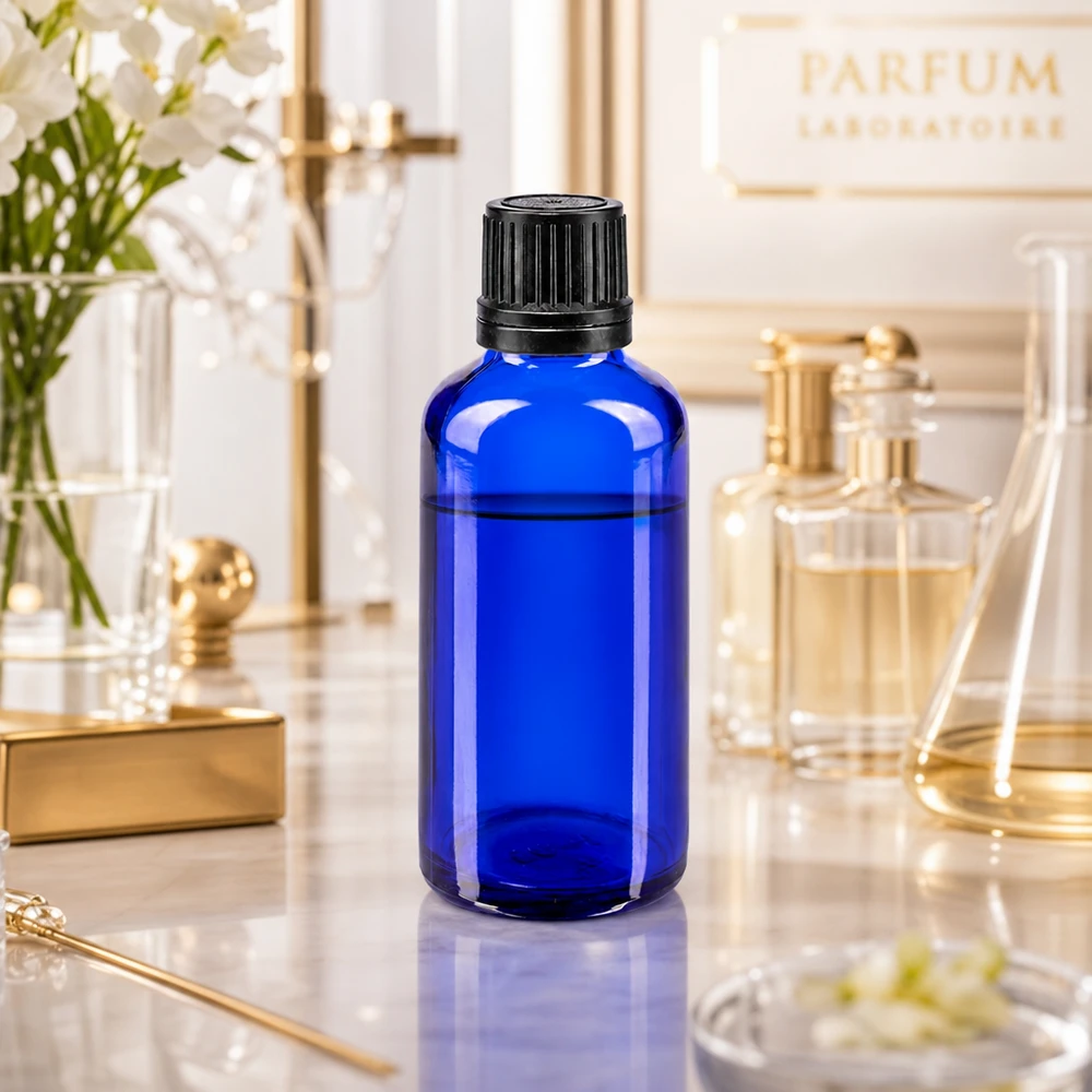 Niebieska buteleczka z zakraplaczem o pojemności 50 ml z precyzyjną wkładką 1 mm w eleganckiej oprawie przypominającej laboratorium perfumeryjne