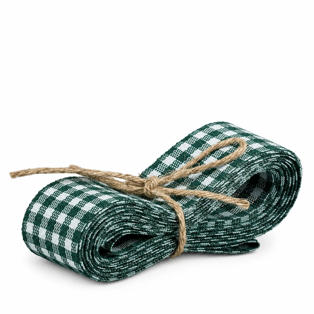 Zielono-biała wstążka materiałowa do dekoracji, 300 cm Tkaninowa wstążka w zielono-białą kratkę o długości 300 cm przewiązana wstążką jutową jako wstążka dekoracyjna na białym tle