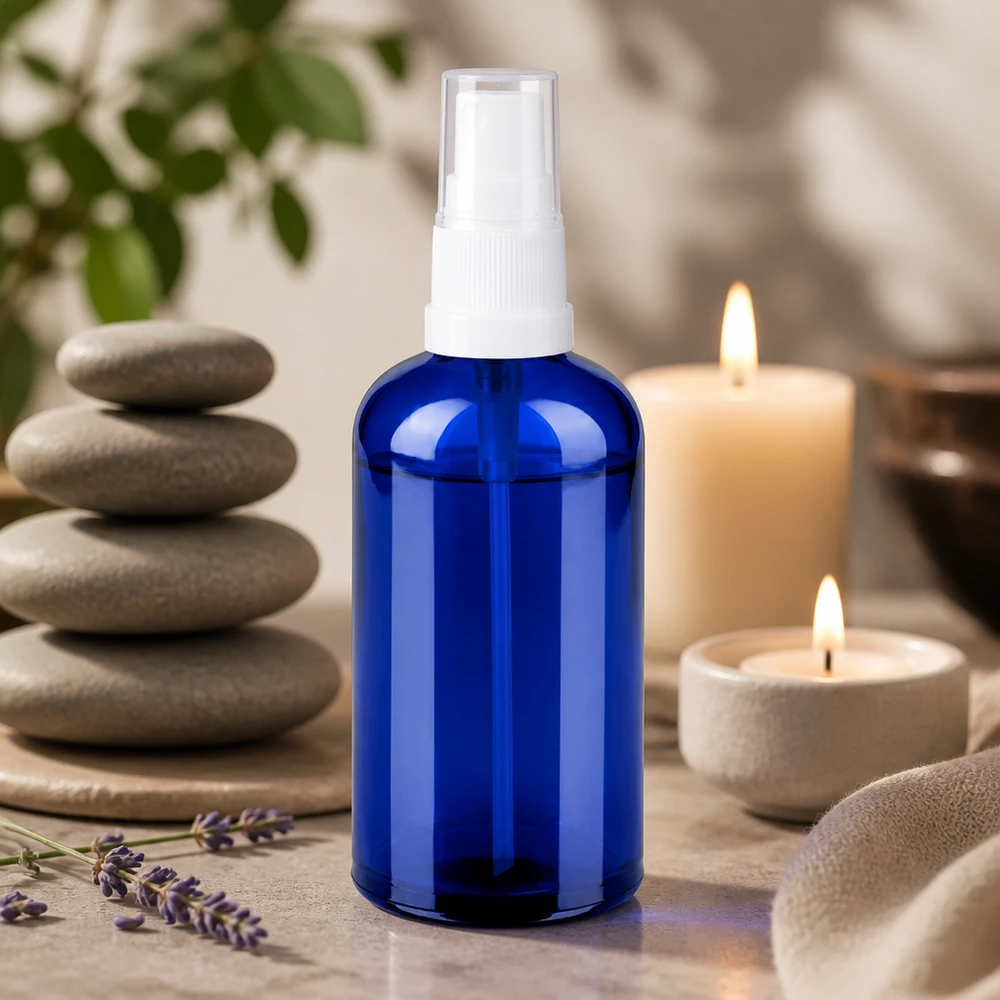 100 ml butelka ze spryskiwaczem biała/przezroczysta STD BlueLine UT18/100 Poręczna butelka z rozpylaczem o pojemności 100 ml wykonana z wytrzymałego szkła z praktycznym rozpylaczem z pompką.