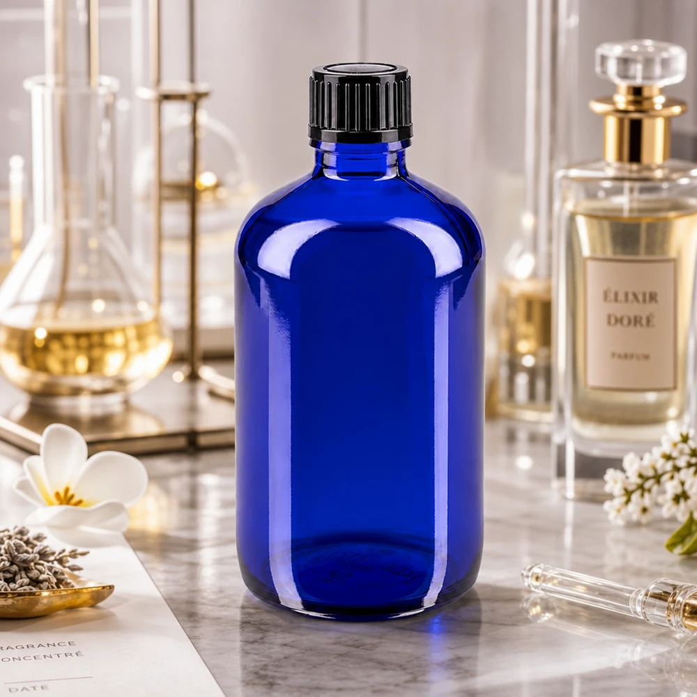 Butelka apteczna niebieska 100ml zakrętka czarna szt. Niebieska szklana butelka o pojemności 100 ml z czarnym zakrętkiem w laboratorium perfumeryjnym z kolbą Erlenmeyera
