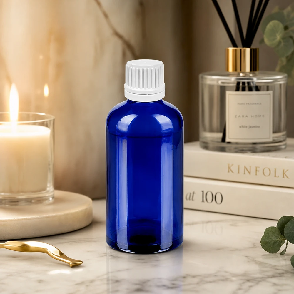 Precyzyjna butelka z zakraplaczem 100 ml wykonana z wytrzymałego szkła kobaltowego z białą zakrętką do kontrolowanego dozowania