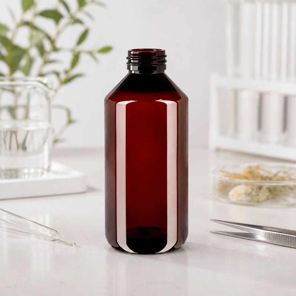 Brązowa butelka PET o pojemności 1000 ml bez nakrętki, obok pipety i pęsety na białym blacie roboczym