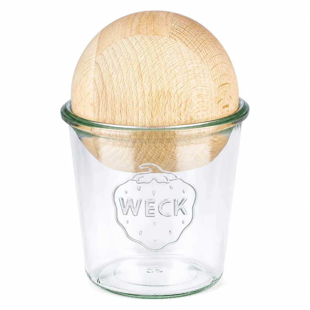 Kubki WECK 580ml RR100 z pokrywką z drewna bukowego na białym tle