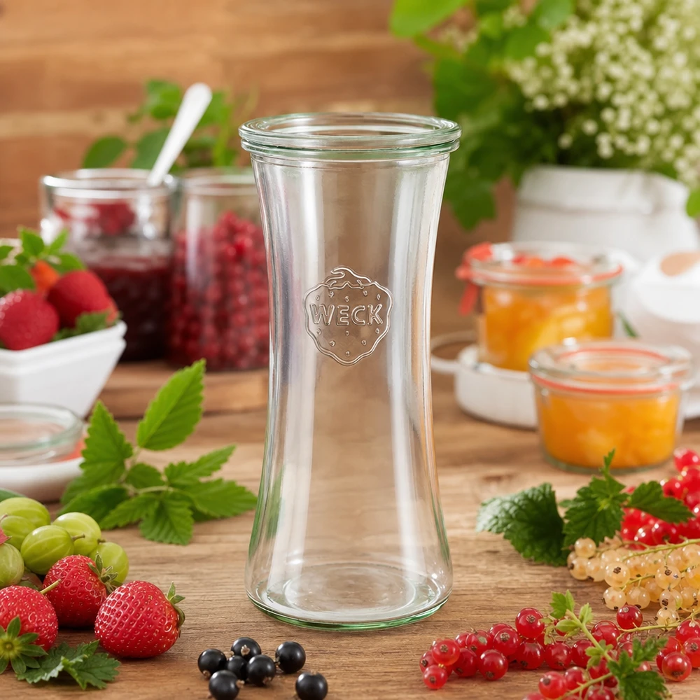 Słoik delikatesowy 700ml ze szklaną pokrywką WECK RR80 WECK 700ml słoik delikatesowy RR80 ze świeżymi jagodami i dżemami na drewnianym stole - słoik konserwujący na dżemy