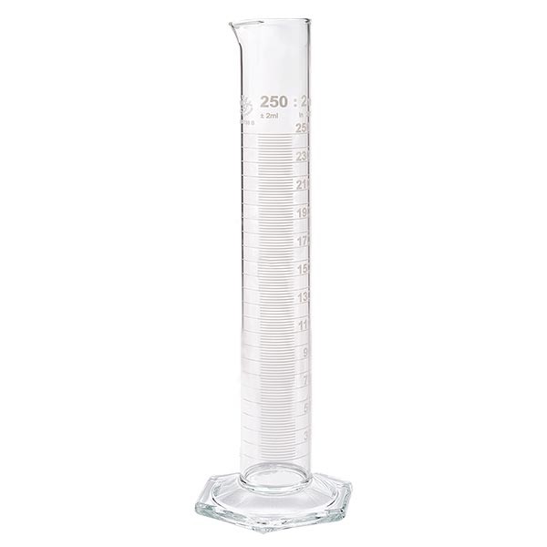 Cylinder miarowy 250 ml HF wykonany ze szk&#322;a, bia&#322;a skala. HF = wysoki kszta&#322;t. Skala wykonana ze szk&#322;a borokrzemowego z wylewk&#261;. Sze&#347;ciok&#261;tna podstawa. ISO 4788.