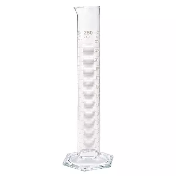 Cylinder miarowy 250 ml HF wykonany ze szkła, biała skala. HF = wysoki kształt. Skala wykonana ze szkła borokrzemowego z wylewką. Sześciokątna podstawa. ISO 4788.