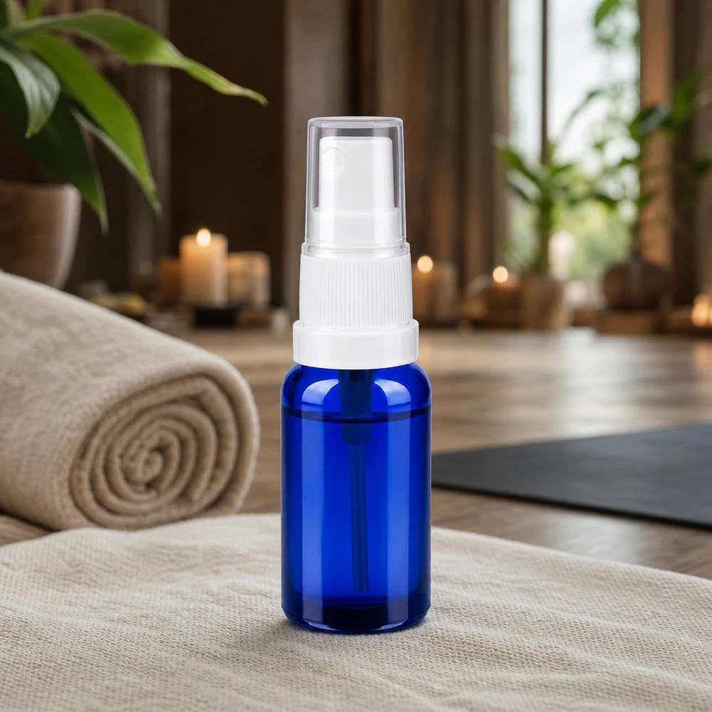 Poręczna szklana butelka z rozpylaczem o pojemności 20 ml z serii BlueLine z ergonomiczną białą nasadką rozpylającą UT18/20