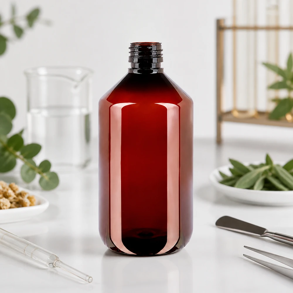 Butelka PET w kolorze bursztynowym o wysokim połysku, pojemność 500 ml, gwint PP28 – widok z boku na białym tle