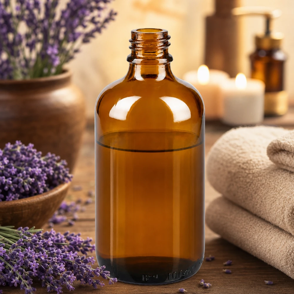 100 ml butelka z brązowego szkła ApoGlas z lawendą i ręcznikami w relaksującej atmosferze spa