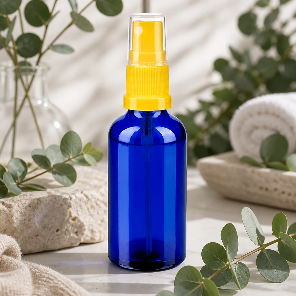 50 ml butelka ze spryskiwaczem żółta/przezroczysta STD BlueLine UT18/50 Wysokiej jakości szklana butelka z rozpylaczem o pojemności 50 ml w kolorze kobaltowego błękitu z ergonomiczną żółtą nasadką rozpylającą