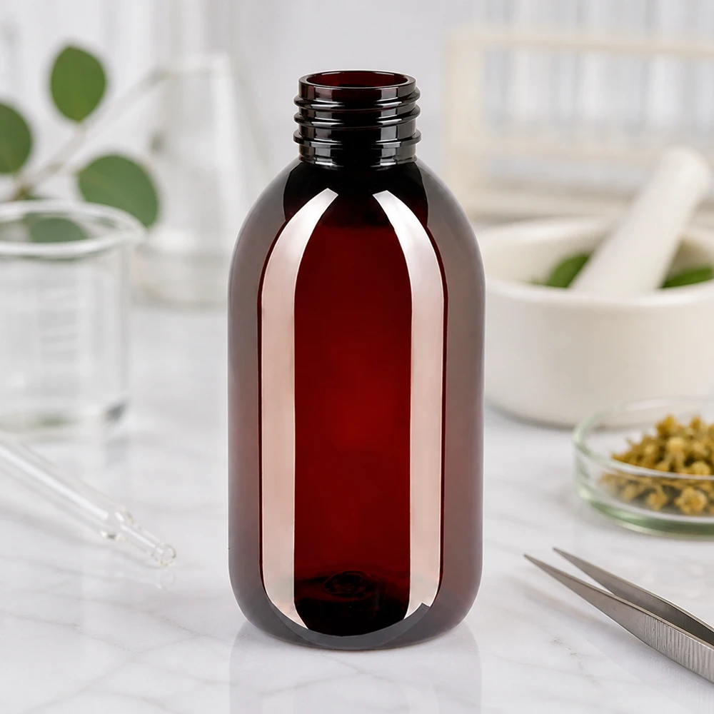Butelka PET 250ml z czerwoną nakrętką OV Pusta brązowa butelka PET o pojemności 250 ml z zakrętką, stojąca na marmurze obok moździerza i pęsety