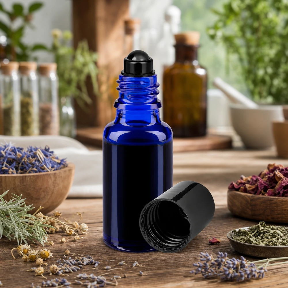 Butelka apteczna niebieska 20ml zakrętka roll-on czarna Niebieska buteleczka typu roll-on ApoGlas o pojemności 20 ml z czarnym aplikatorem kulkowym i ziołową dekoracją