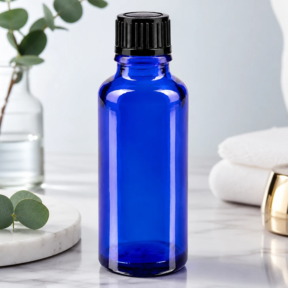 Butelka apteczna niebieska 30ml zakrętka czarna szt. Szklana butelka o pojemności 30 ml w kolorze kobaltowym z czarną zakrętką na białej marmurowanej powierzchni