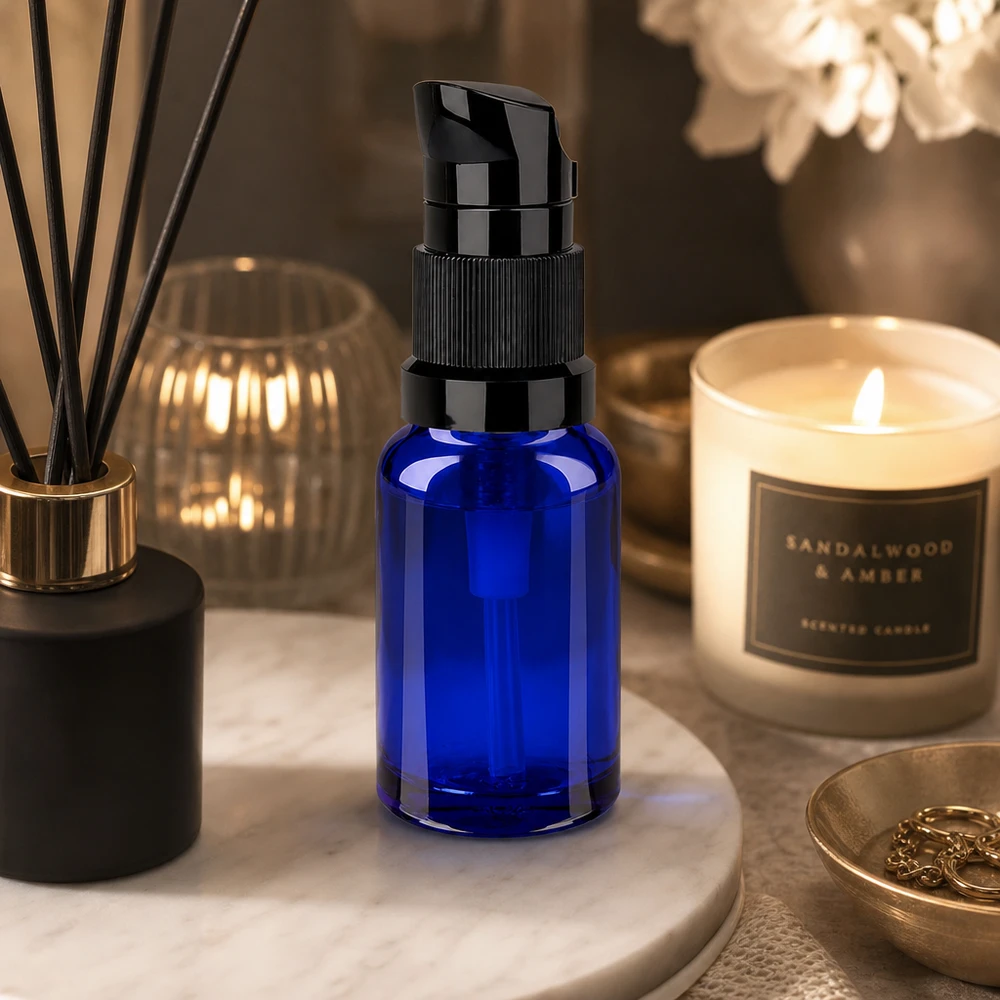 Elegancka butelka z pompką 10 ml w kolorze kobaltowego błękitu z matowym czarnym dozownikiem STD BlueLine UT18/10
