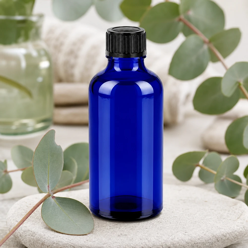 Elegancka szklana butelka o pojemności 50 ml w kolorze kobaltowego błękitu z matową czarną zakrętką do zastosowań profesjonalnych