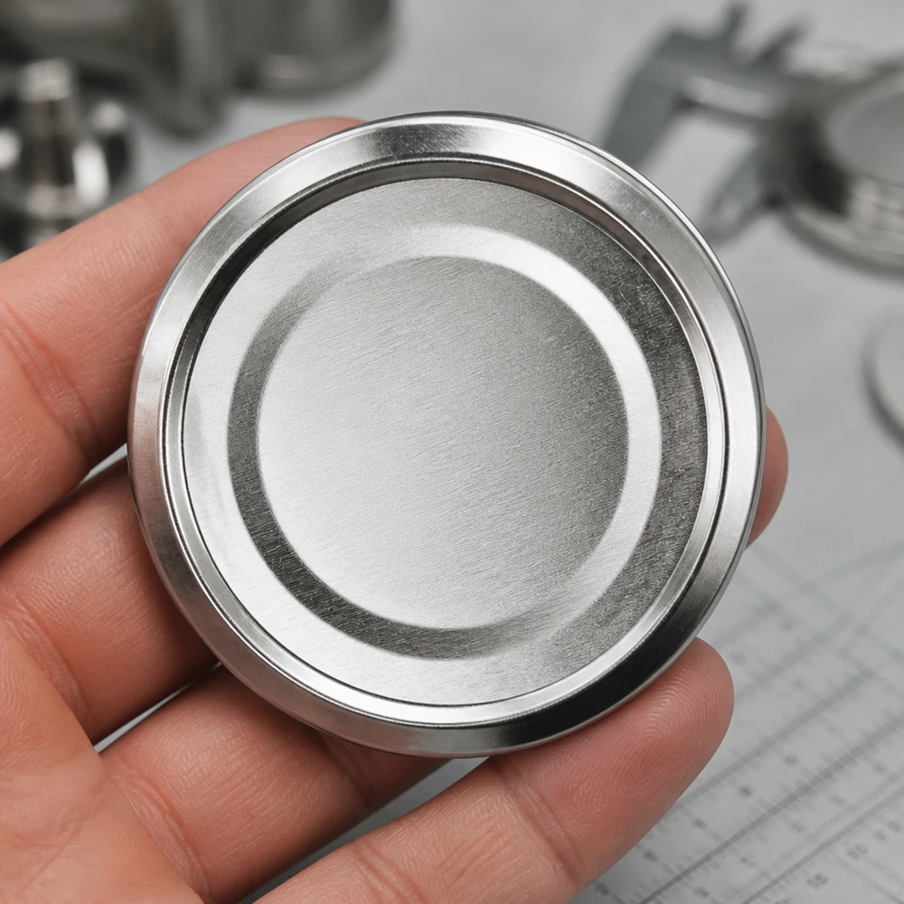Pokrywka BasicSeal 58 mm, srebrna, TO58deep, UNiTWIST – zbliżenie na metalową pokrywkę o szczotkowanej powierzchni