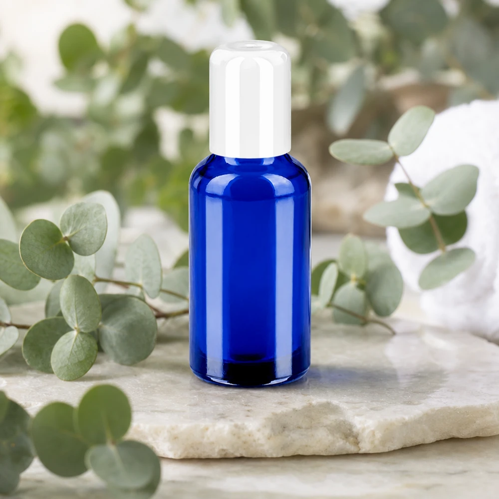 Wysokiej jakości szklana butelka o pojemności 30 ml z zakrętką typu roll-on w eleganckim kobaltowym kolorze zapewnia precyzyjne dozowanie.