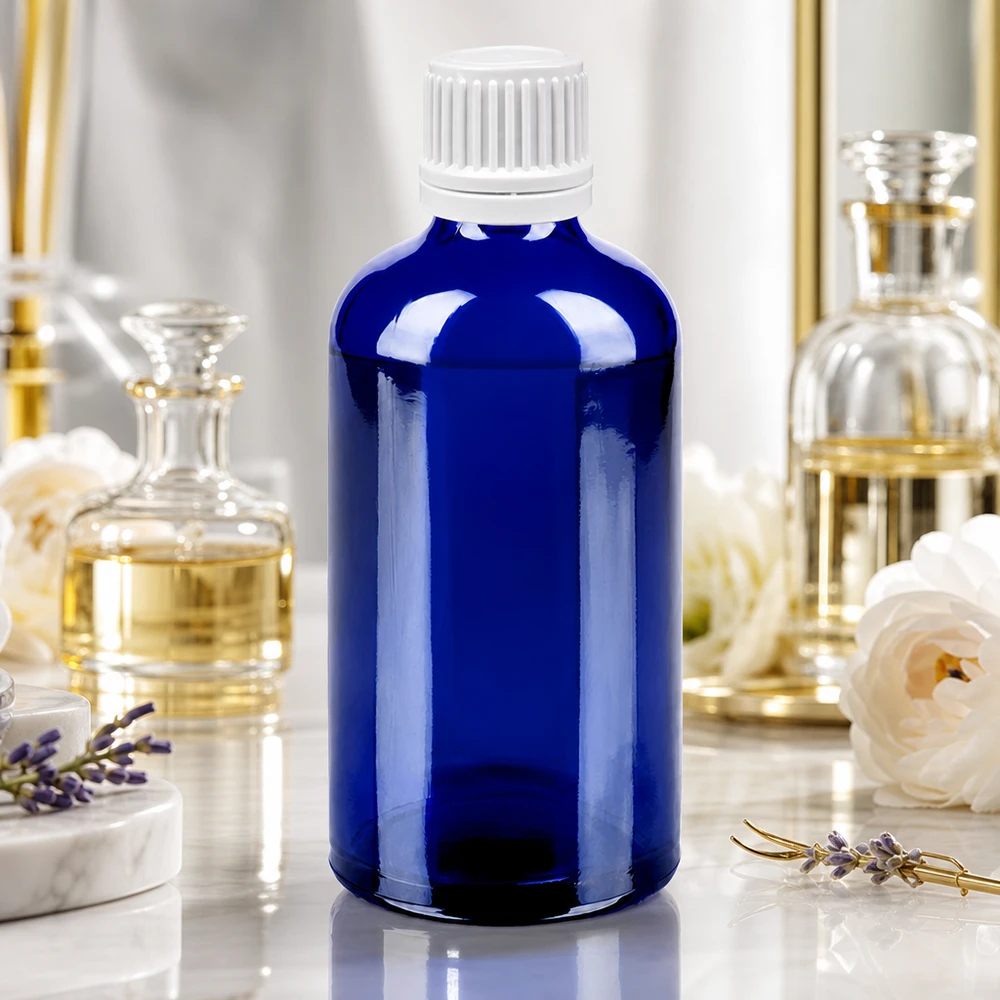 Butelka 100 ml 11 mm SV biała OV BlueLine UT18/100 Wysokiej jakości szklana butelka o pojemności 100 ml w kolorze ciemnoniebieskim z białą nakrętką umożliwiającą łatwe manipulowanie.
