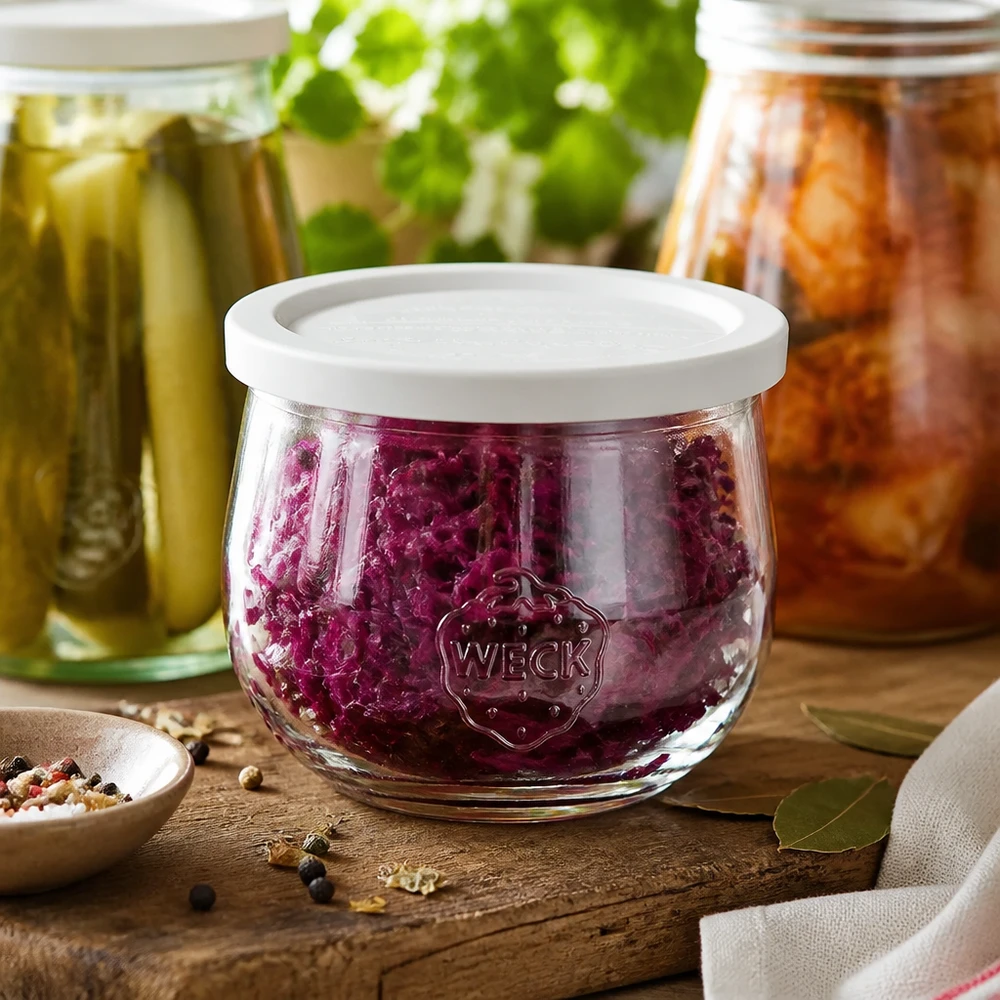 Słoik tulipan o pojemności 580 ml z pokrywką WECK RR100 WECK Tulpenglas 580ml RR100 mit Rotkraut gefüllt zwischen eingelegten Gurken und Kimchi für Fermentierung und Konservier