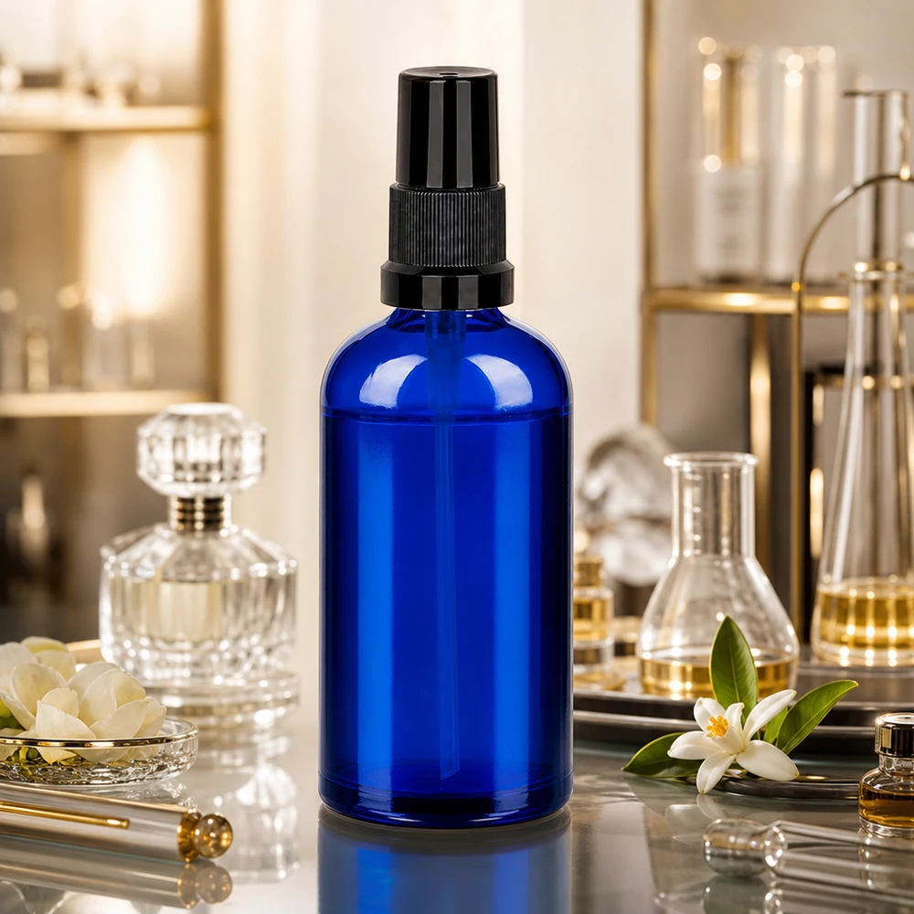 Elegancka butelka z rozpylaczem STD BlueLine o pojemności 100 ml - czarna głowica rozpylająca na ciemnoniebieskim szkle do luksusowych kosmetyków
