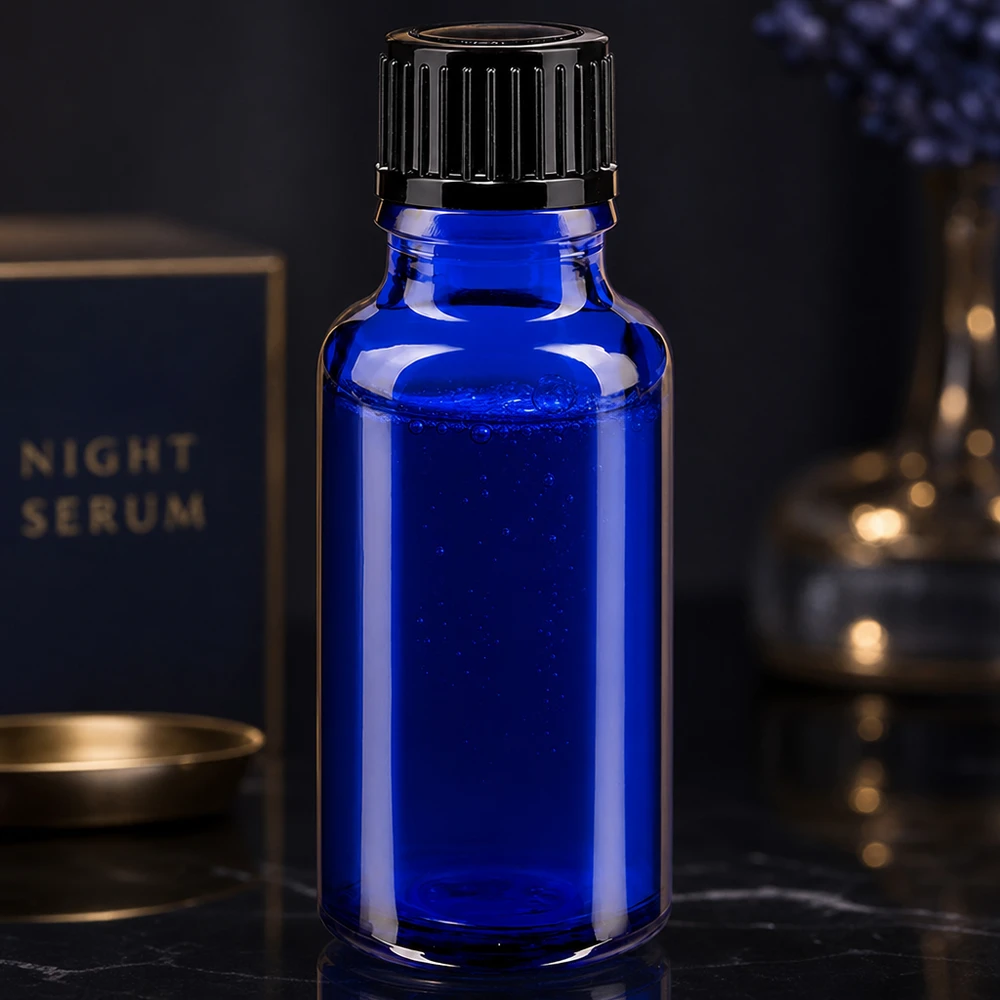 Butelka apteczna niebieska 20ml drip v. 1mm czarny szt Niebieska szklana butelka o pojemności 20 ml z czarnym zamknięciem zabezpieczającym przed dziećmi na marmurowym tle