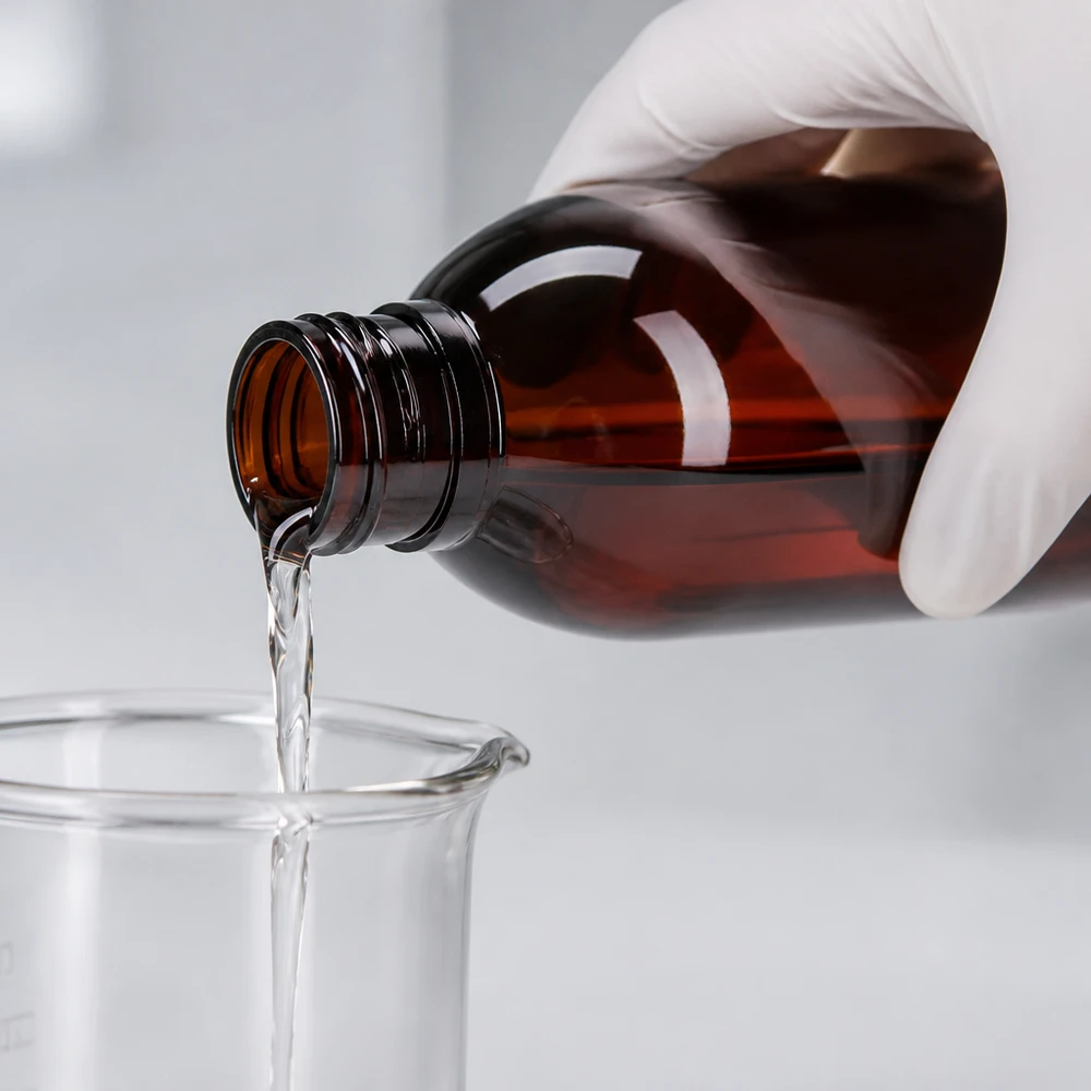 Butelka PET 250 ml z czarną nakrętką OV Schutzhandschuh hält braune 250ml PET Flasche mit Spritzverschluss über Laborglasgefäß