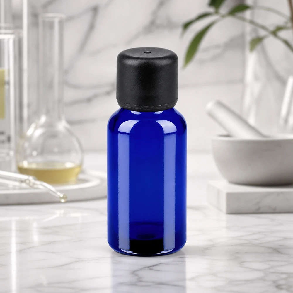 Mała szklana butelka o pojemności 20 ml w eleganckim niebieskim kolorze z praktyczną czarną zakrętką do codziennego użytku