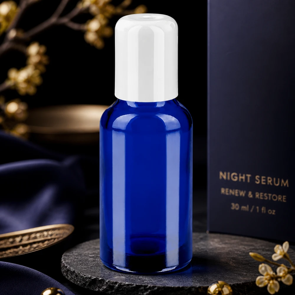 Elegancka butelka typu roll-on 30 ml w kolorze kobaltowego błękitu z białą zakrętką do produktów kosmetycznych premium
