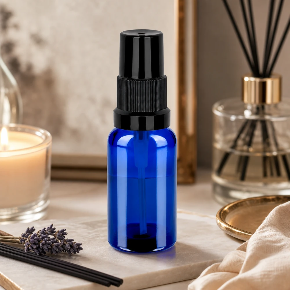 20 ml butelka ze spryskiwaczem czarna STD BlueLine UT18/20 Wysokiej jakości niebieska szklana butelka o pojemności 20 ml z czarną nasadką rozpylającą do zastosowań w aromaterapii
