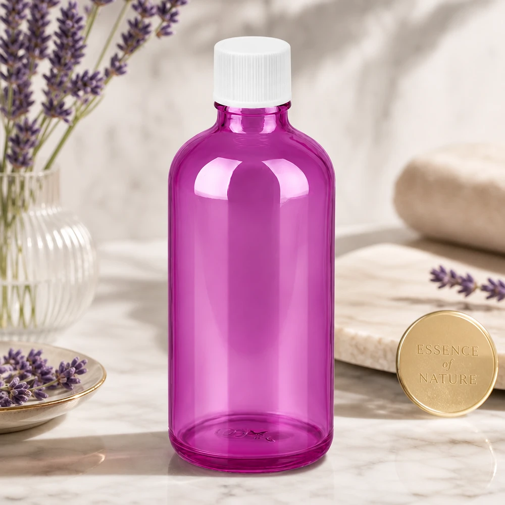 Wysokiej jakości butelka o pojemności 100 ml w modnym fioletowym kolorze z praktyczną białą zakrętką.