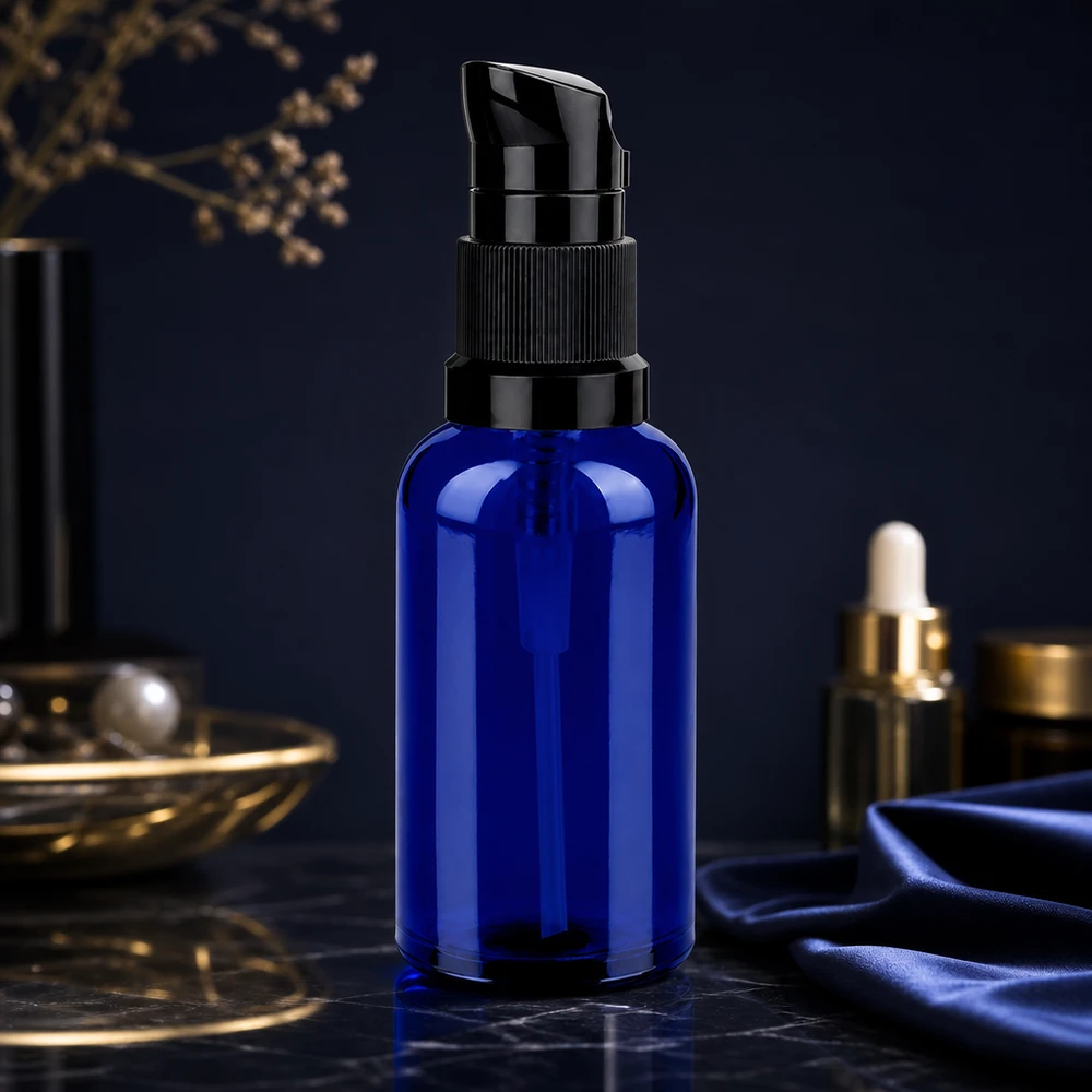 50 ml butelka z pompką czarna STD BlueLine UT18/50 Wysokiej jakości szklana butelka 50 ml w eleganckim niebieskim kolorze z czarną głowicą pompki STD BlueLine UT18/50