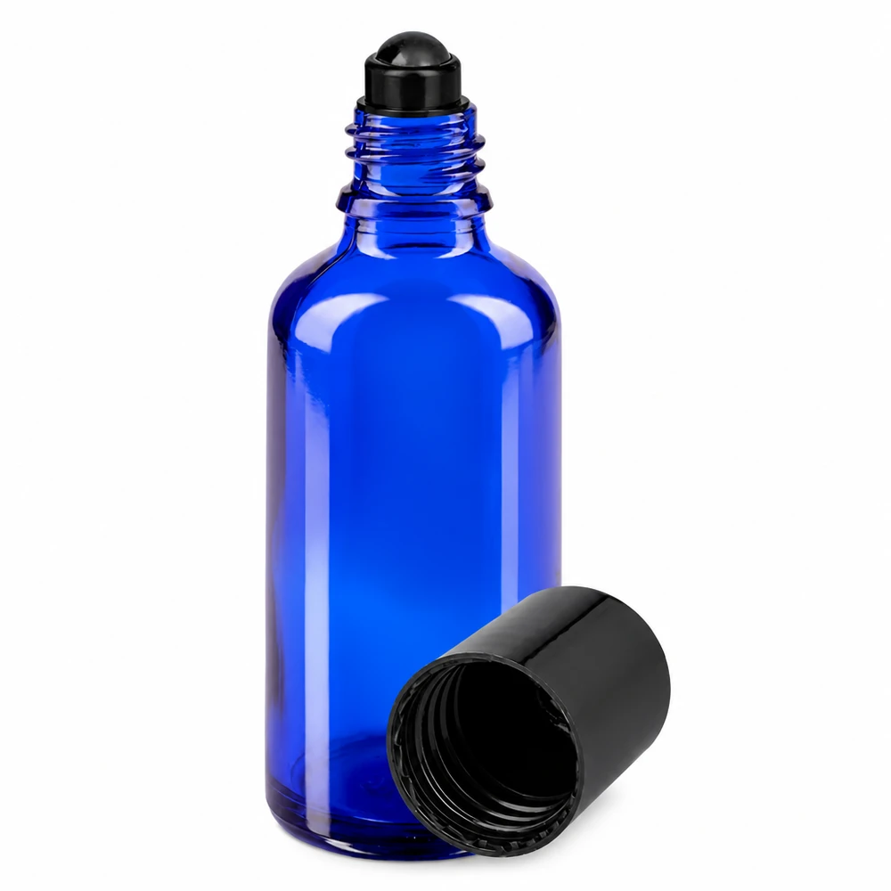 Butelka apteczna niebieska 50ml zakrętka roll-on czarna Niebieska buteleczka z kulką o pojemności 50 ml, wykonana ze szkła aptecznego, z czarną kulką i zakrętką