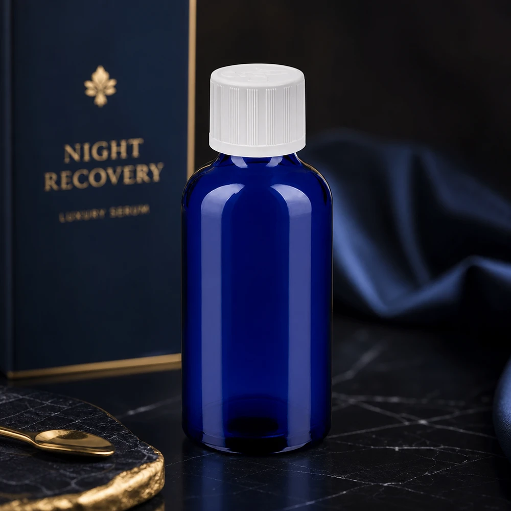 Kompaktowa szklana butelka 50 ml z ochroną UV dzięki niebieskiemu zabarwieniu i białej nakrętce
