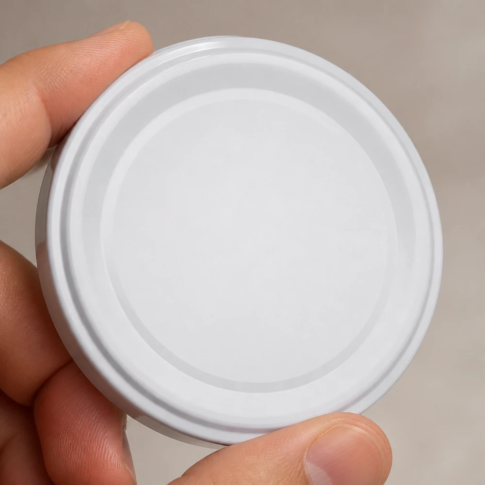 Pokrywka BasicSeal 66 mm, biała, TO66deep, UNiTWIST – zbliżenie na metalową pokrywkę z rowkowaną strukturą