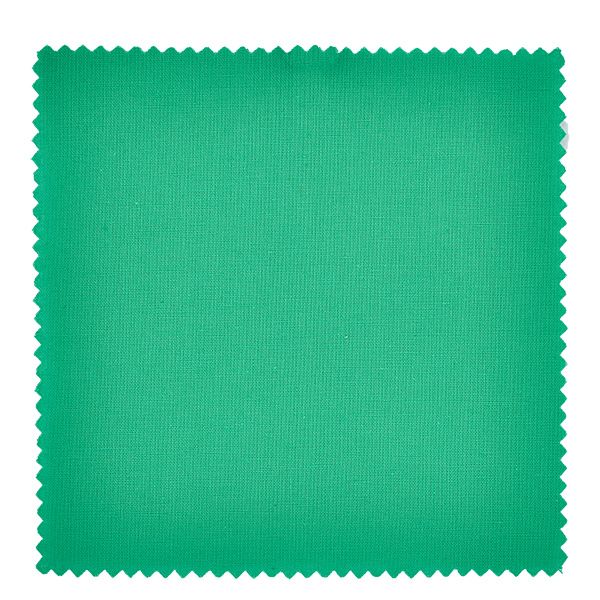 Serwetka materiałowa zielona 120x120mm kwadratowa Zielona tkanina z postrzępioną krawędzią, zbliżenie na biżuteryjną serwetkę 12 cm kwadratową na słoik po dżemie